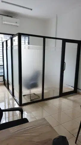 Pembuatan sekat kaca , partisi kaca, jendela pintu aluminium
