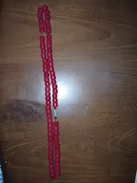 Kalung batu warna merah hati