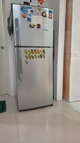Dijual kulkas merk LG 2 pintu