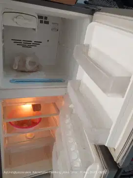 Kulkas 2 pintu kondisi normal beku