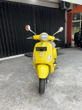 Vespa LX125 I-GET yellow