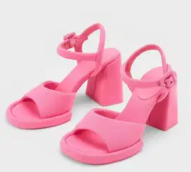 Di jual cepat sepatu baru  di jamin mulus