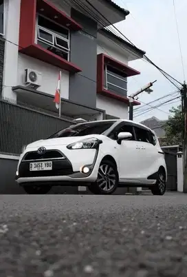 Manual! Toyota Sienta V MT 2017 putih bandung register 2018 istimewa