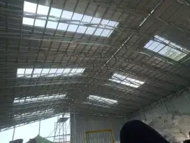Tukang pasang baja ringan