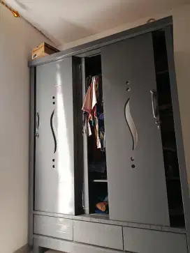 Di jual cepat lemari pakaian 3 pintu