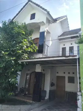 Rumah 2 lantai sebelah selatan STIE YKPN Yogyakarta