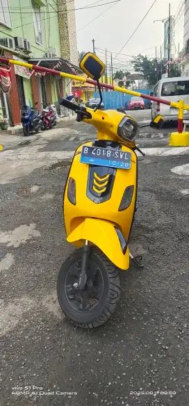 Motor listrik  uwinfly warna kuning terang sudah ada plat polisi