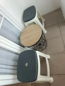 Kursi dan meja teras