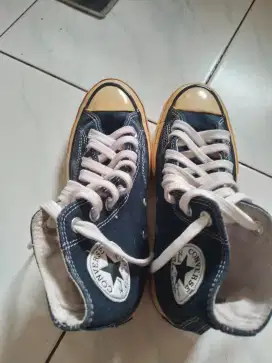 Sepatu bekas convers