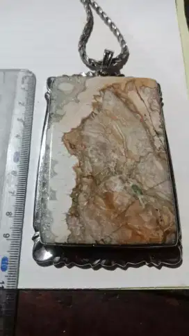Liontin batu motif hewan