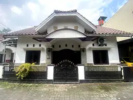 DISEWAKAN RUMAH TINGGAL DALAM CLUSTER PERUMAHAN ONE GATE SYSTEM
