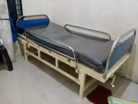 BED PASIEN BISA DISETTING MANUAL KEPALA DAN KAKI