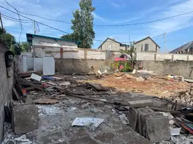 Rumah Tua hitung tanah yang luas  cocok untuk  bangun townhouse