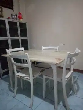 satu set meja makan