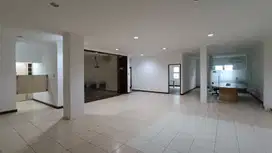 Dijual! Semi Gedung 4 LT di Tomang - Komersial Strategis, Siap Pakai