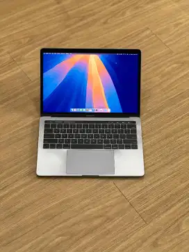 MacBook Pro A1989 2018 , 13 inch , 8/256