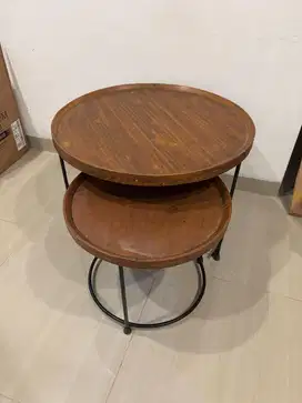 Meja kayu coklat