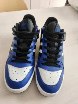 Sepatu sneakers adidas