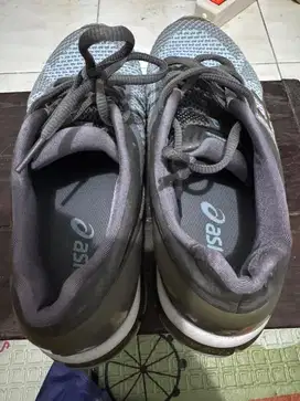 Sepatu Olahraga Merek Asic