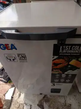 Freezer GEA 100 L, baru 6 bulan pakai
