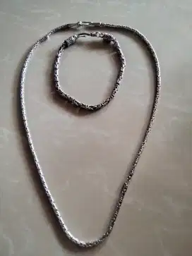 kalung dan gelang