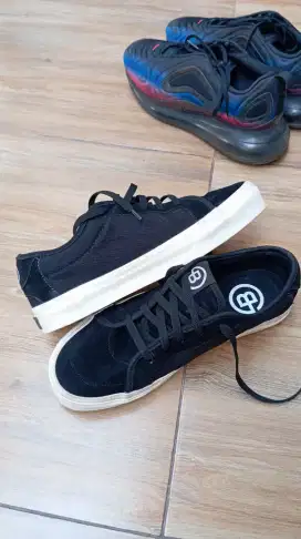 Sepatu Sneakers unik