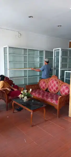 Di jual etalase kaca bekas