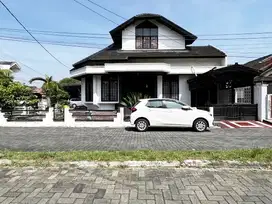 Dijual Rumah Mewah Posisi Hook dengan Halaman Luas
