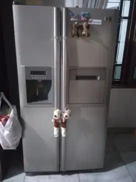 Jual kulkas Yg atas lemari es 2 pintu mesin nyala tapi politron