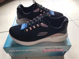 Jual murah skechers women kondisi baru lengkap dengan box