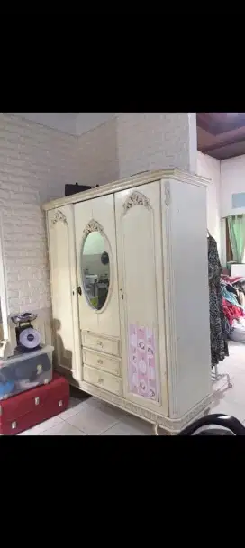 Lemari Pakaian Shabby Chic