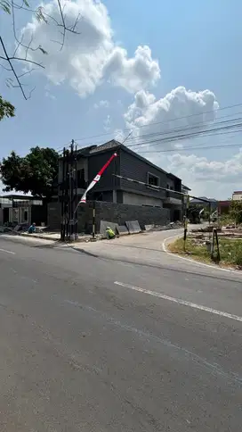 RUMAH HUNIAN MEWAH PLUS KOLAM RENANG PRIBADI SUMBER BANJARSARI SOLO