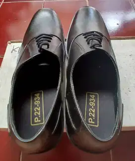 Sepatu warna hitam kondisi baru
