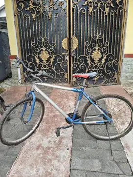 2 sepeda sudah tidak dipakai