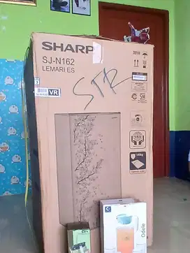 Bekas seperti baru, Kulkas Sharp
