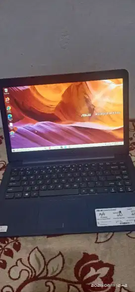Laptop asus E402YA RAM 4/256 MULUS FULLSET
