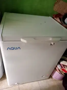 AQUA Chest Freezer 100 Liter Dan Etalase PxLxT (70 x 35Cm x 50Cm)