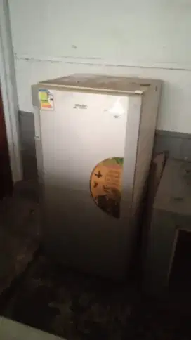 Mau dijual, klamaan ditinggal, lemari es mati, tp msh mulus