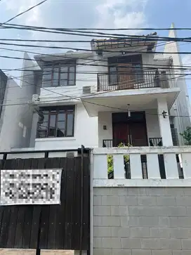 Dijual Rumah 3 Lantai Ada 4 Kamar Tidur Lokasi Strategis di Senopati