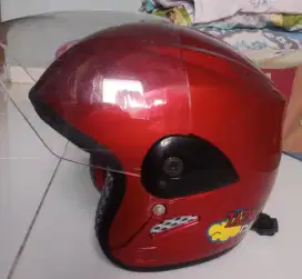 Helm anak merah