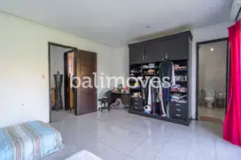 Villa Dua Lantai dengan Tiga Kamar Tidur di Sanur