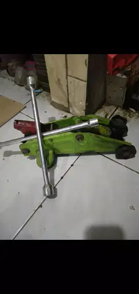 Dongkrak dan kunci Roda Mobil