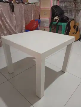 Meja TV warna putih susu