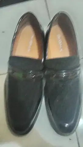 Sepatu ukuran 42