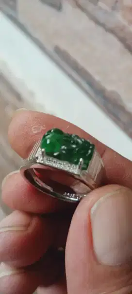 Jadeite jade giok Burma type A ukiran