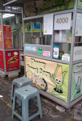 Jaga stand makanan