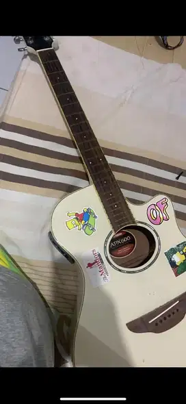 Dijual Gitar Yamaha Akustik Elektrik APX 600