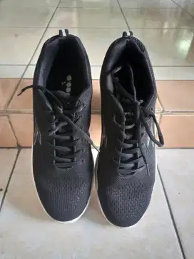 Sepatu running diadora
