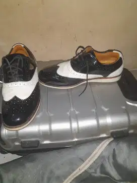Sepatu Kulit Pria Warna Hitam Putih.Tanpa Dus