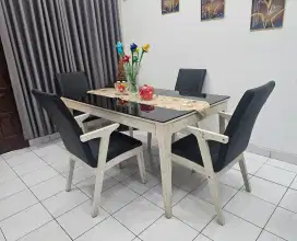 Meja makan bekas